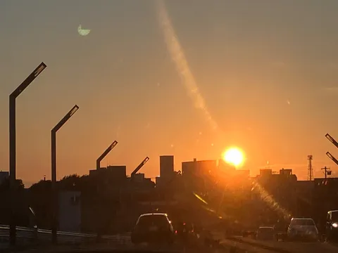 夕暮れの街を走る光