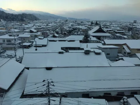 冬の朝、雪に包まれた家々