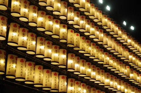 夜を彩る提灯の連なり