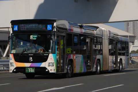 彩り豊かなバス、街を走る
