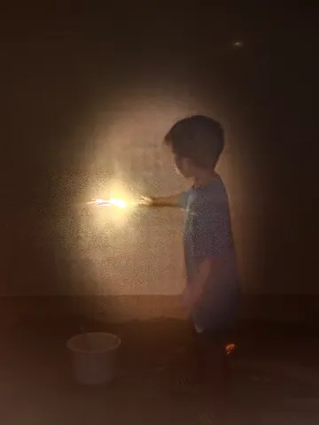 闇に灯る一瞬の温度