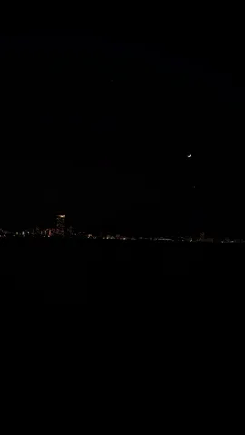 夜景と三日月、星の囁き