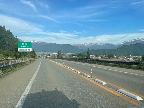 雪山と春の道の静けさ