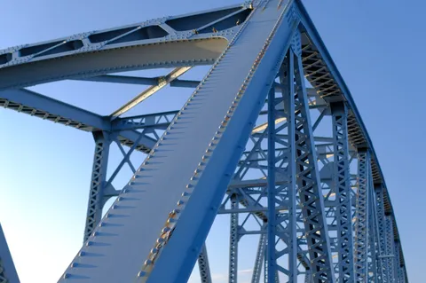 青い空と鋼鉄の架け橋