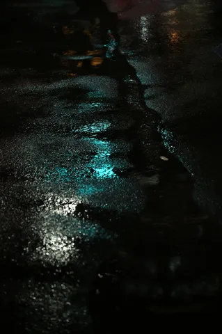 雨上がりの路地裏、光の残像