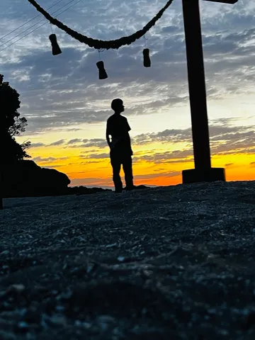 夕景に浮かぶ人影