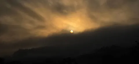 雲間に沈む橙色の太陽