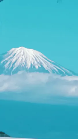雲海に浮かぶ霊峰