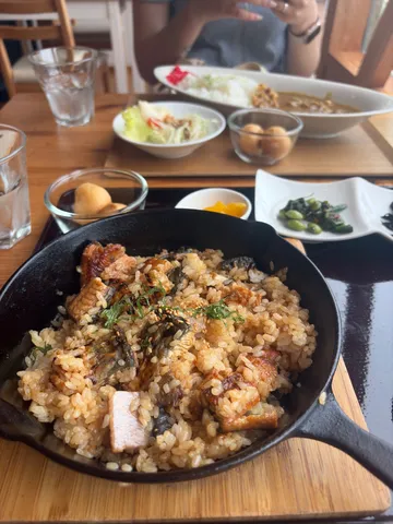 熱々の鉄鍋でいただく、鰻とご飯の誘惑