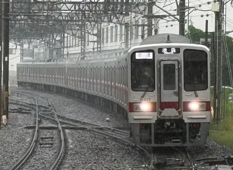 雨の曲線を走る列車