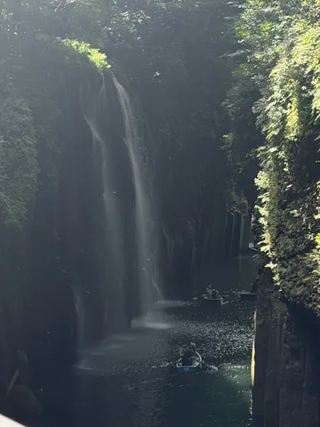 深淵に響く水の音、静寂のボート旅
