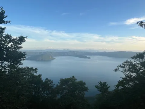 青と水の静かな航跡