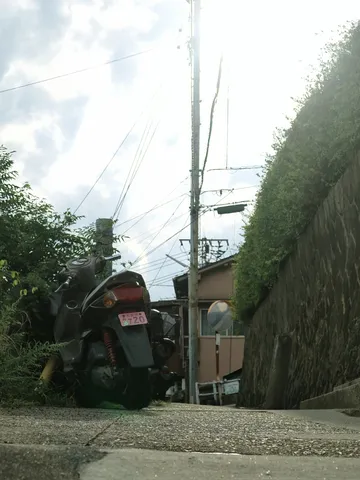 夕暮れの坂道、スクーターと。