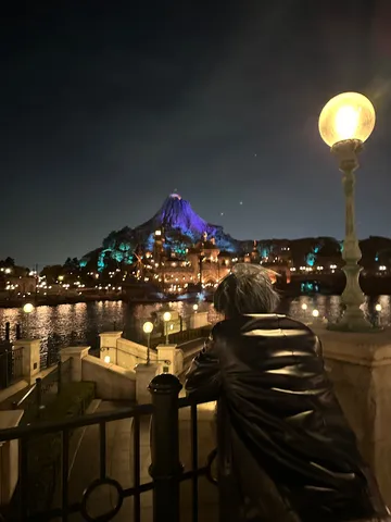 夜の水辺に灯る物語