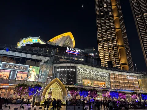 夜景に負けない買い物熱
