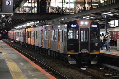 駅に佇む、旅立ちの予感
