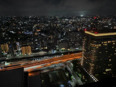 光の軌跡を辿る夜の街