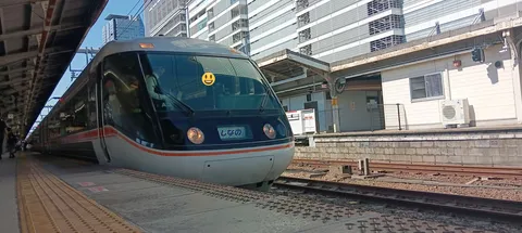 駅に佇む特急列車