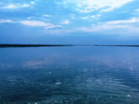 静寂の海岸、水面の映り込み