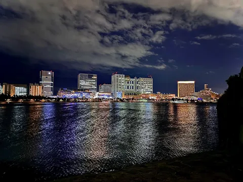 夜景に映る水面の煌めき