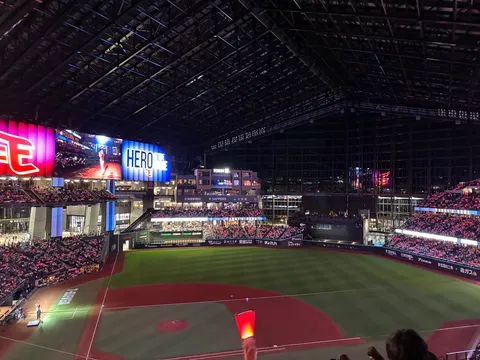 夜の球場、光る巨大スクリーン