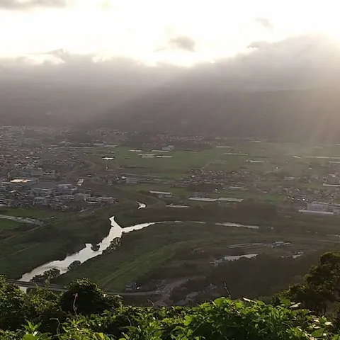 夕暮れの川と緑の街