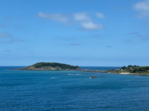 青を抱く小さな島影