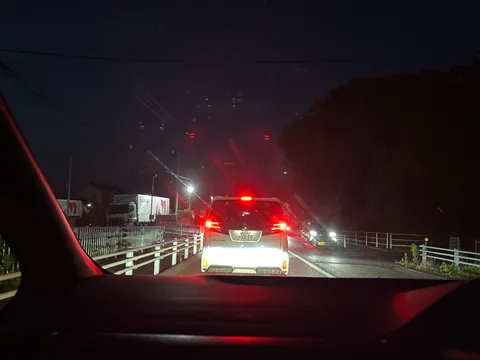 夜のハイウェイ、テールランプの灯り