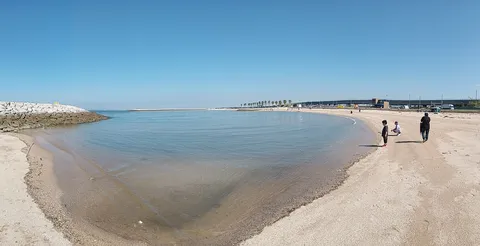 静かな砂浜と穏やかな海