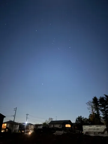 薄明の星空と街影