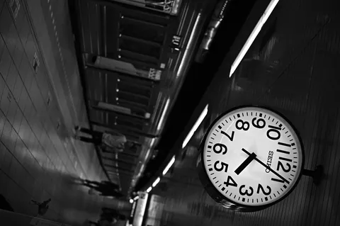 時を刻むモノクロームの駅