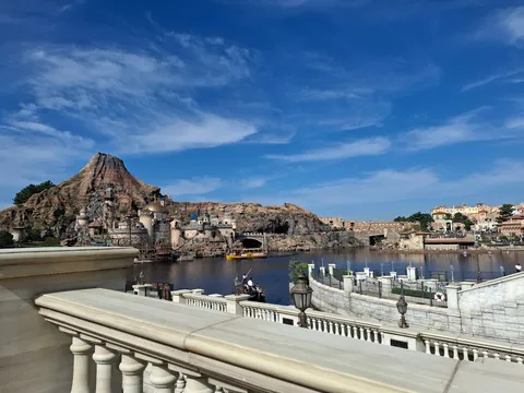 青と石の街が映える