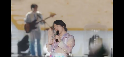 ステージで歌うアイドル風の男性
