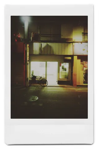 夜の街角と自転車の灯り