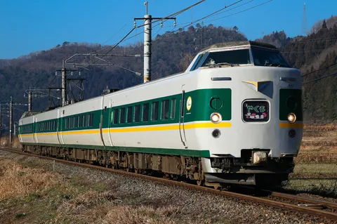 山あいを駆ける緑の列車