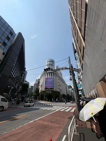 都会の交差点、MODIの光