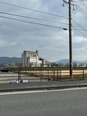 工場と空の静かな対話