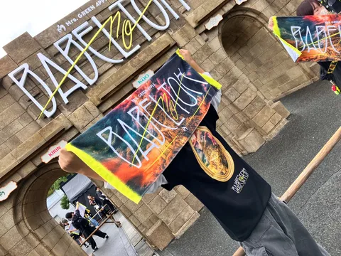 ゲートと同化するタオル芸