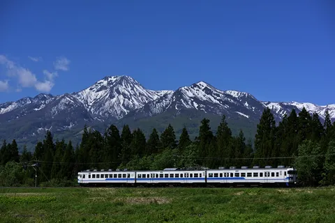 雄大な雪山と鉄道風景