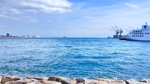 港の日常、船とクレーン