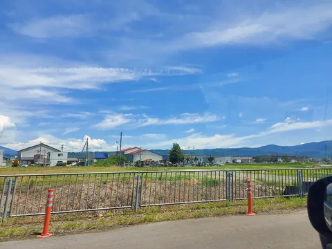 夏空と連なる山々の景色