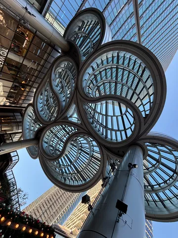 都市の空に映える曲線美