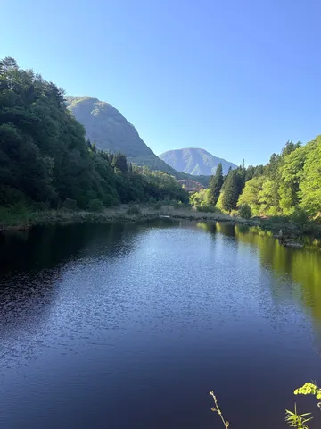 新緑の湖畔、静寂の山景色