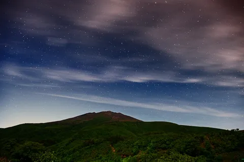 星明かりに包まれた山
