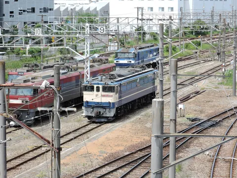 無骨な鉄の塊、都市の静脈