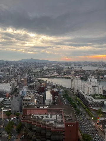 茜色の空、広がる都市
