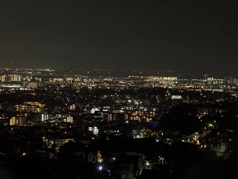 夜空に瞬く街の灯り