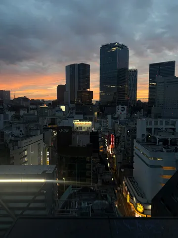 夕暮れに灯る街の余韻