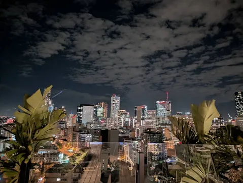 雲が踊る都会の夜景