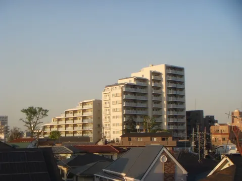 夕暮れの白壁と階段群